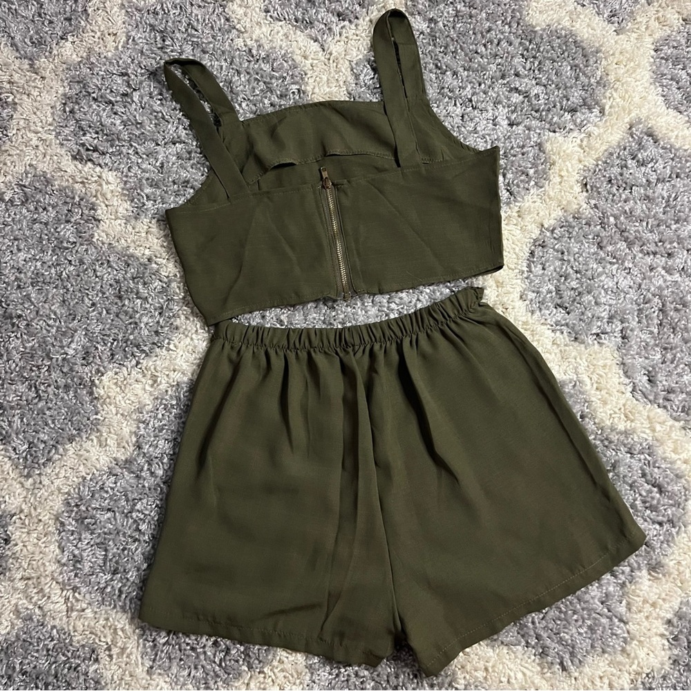 2 piece set - Olive green buttoned crop top skort - Picture 2 of 10